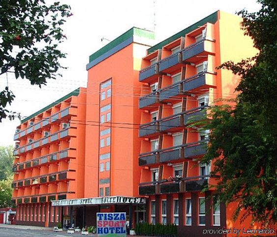 у реки